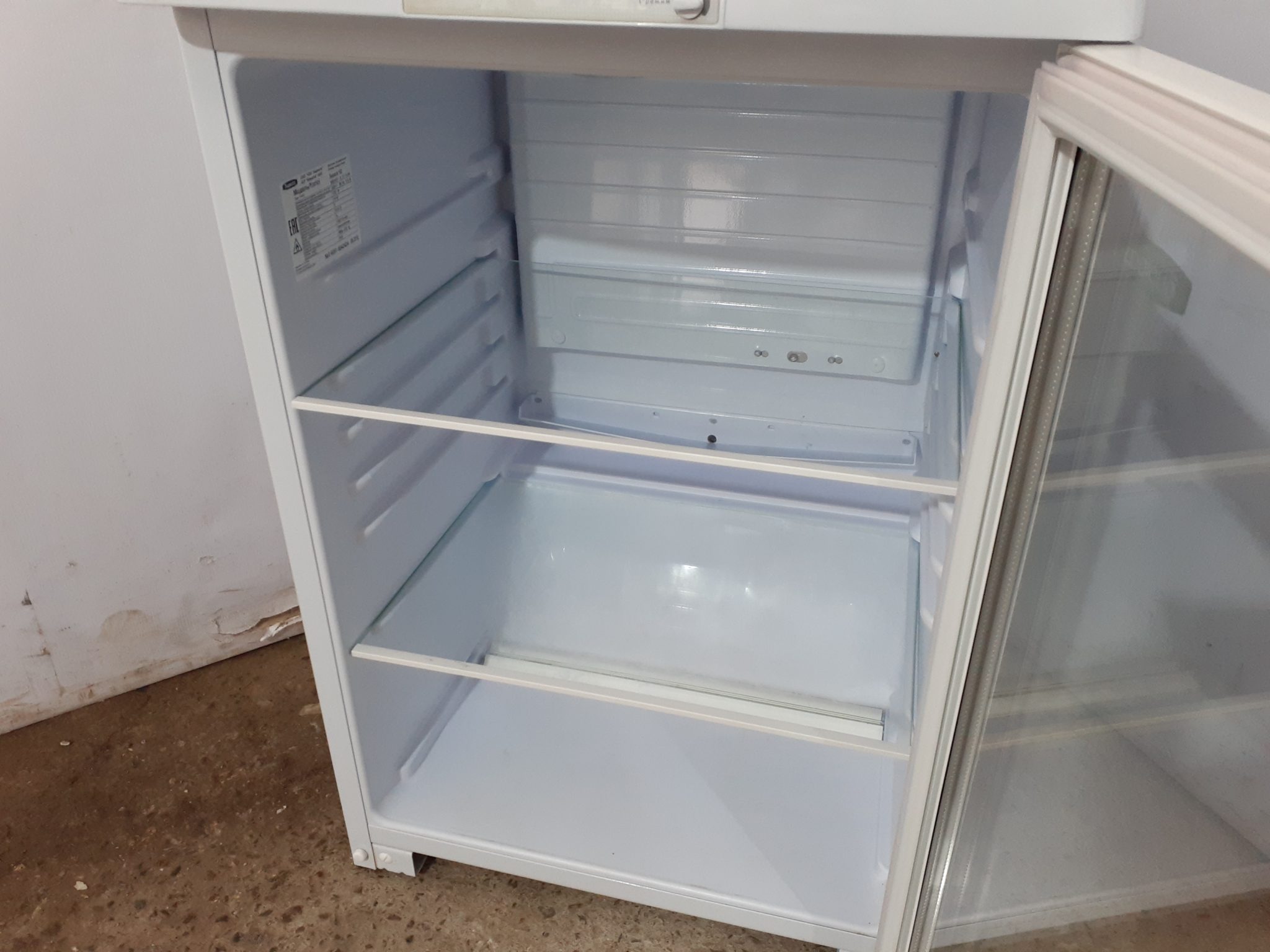 холодильный шкаф со стеклянной дверью бирюса