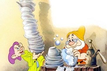 Гномики моют посуду.