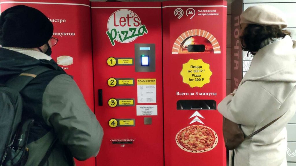 Пиццемат в подземном переходе на Пушкинской — красный ящик, который готовит пиццу.