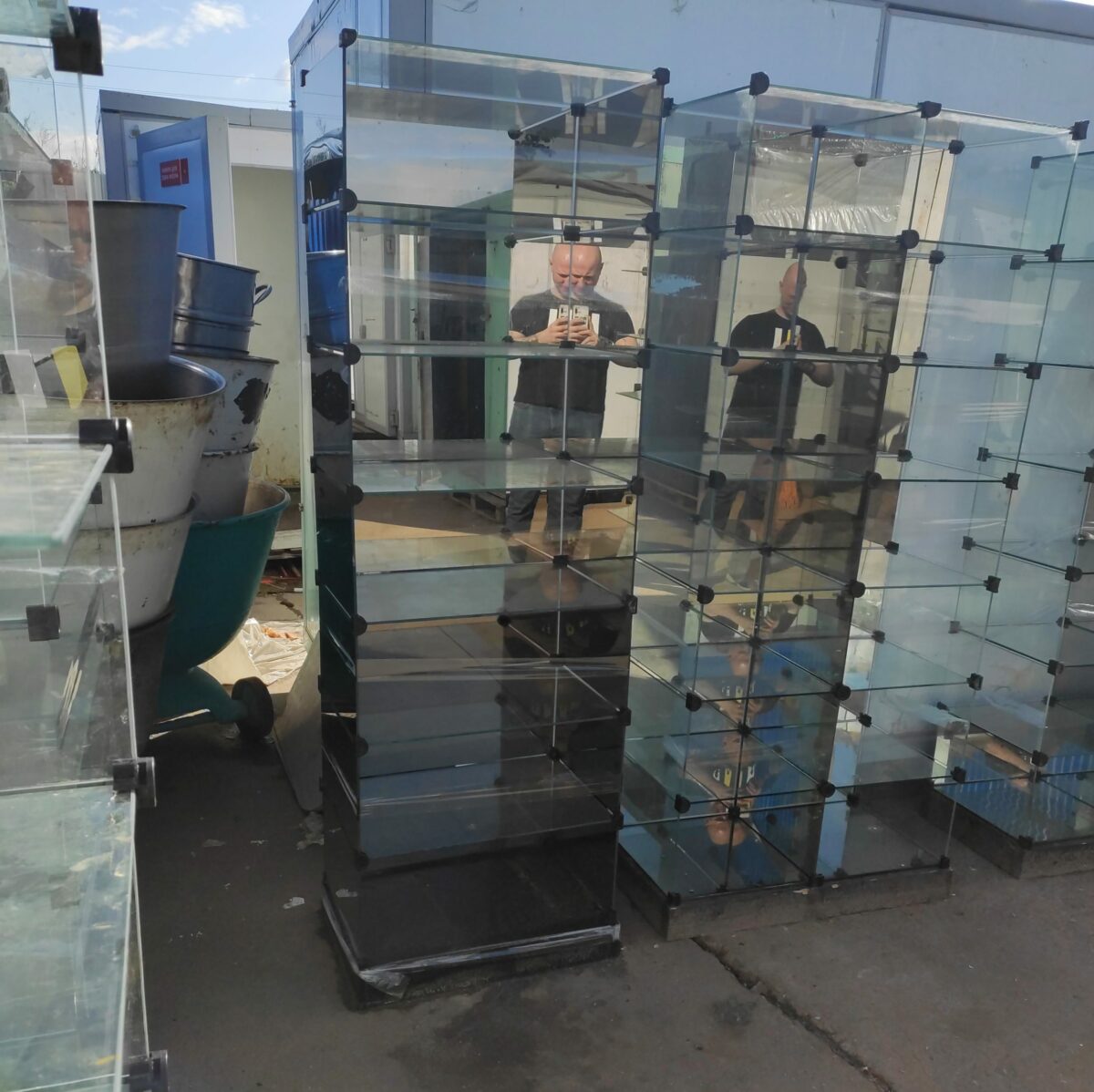 Купить Стеклянный куб витрина 62.5/42.5/193 7 ячеек