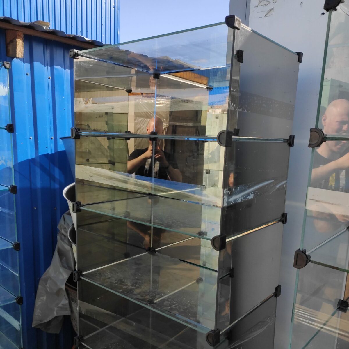 Купить Стеклянный куб витрина 62.5/42.5/193 7 ячеек