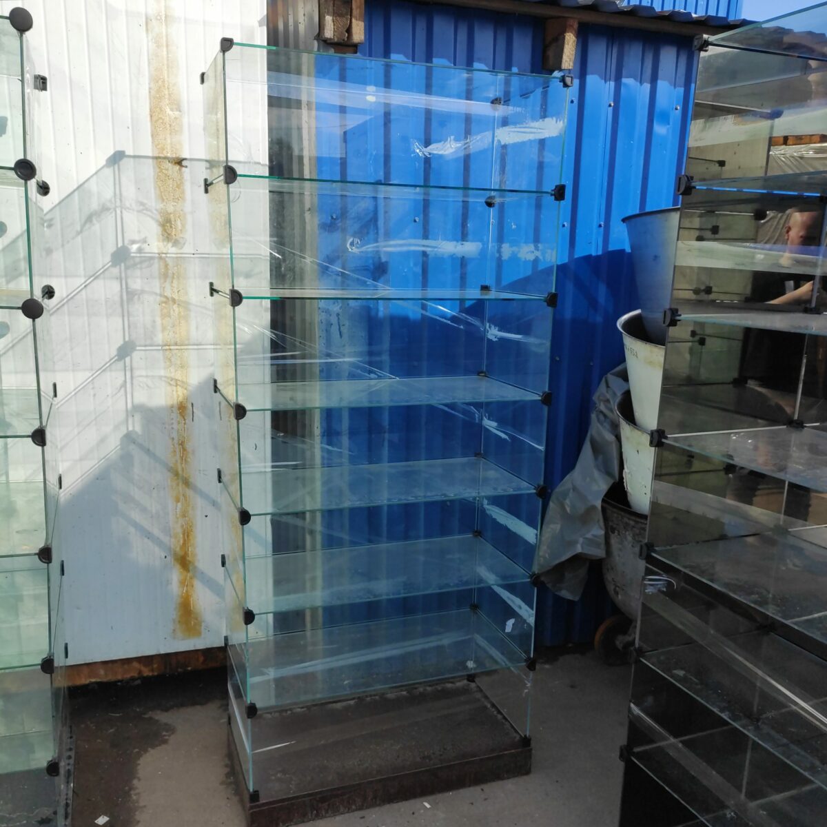 Купить Стеклянный куб витрина 84/42.5/193 7 ячеек