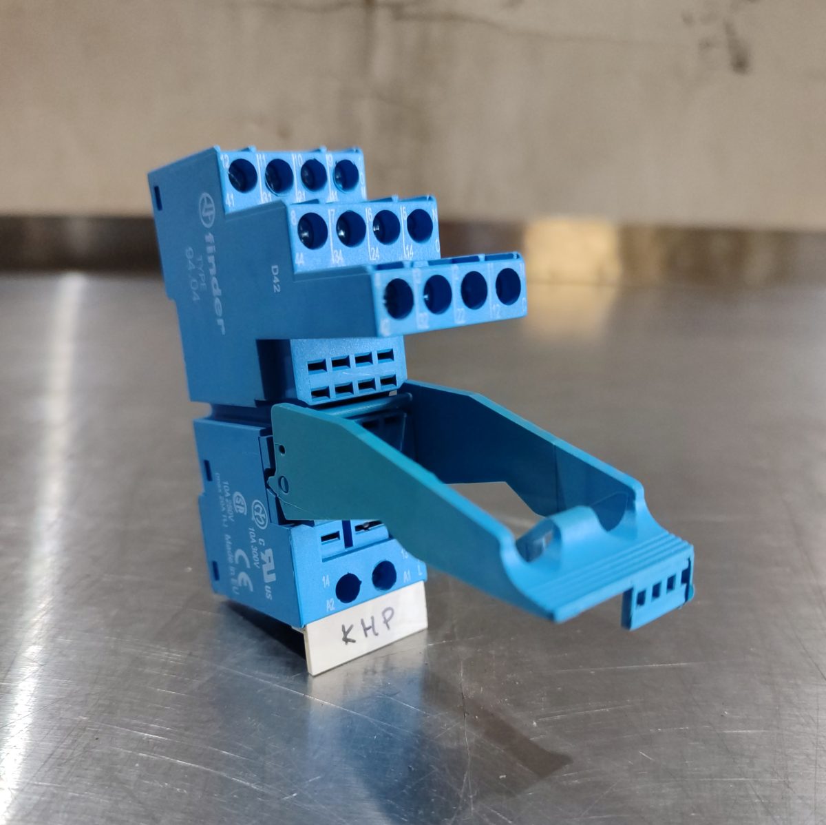 Купить Розетка Finder 94.04 с винтовыми клеммами