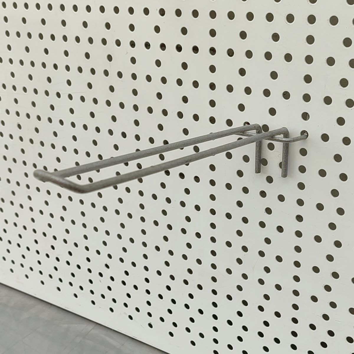 Купить Крючок 22/5/9 серый