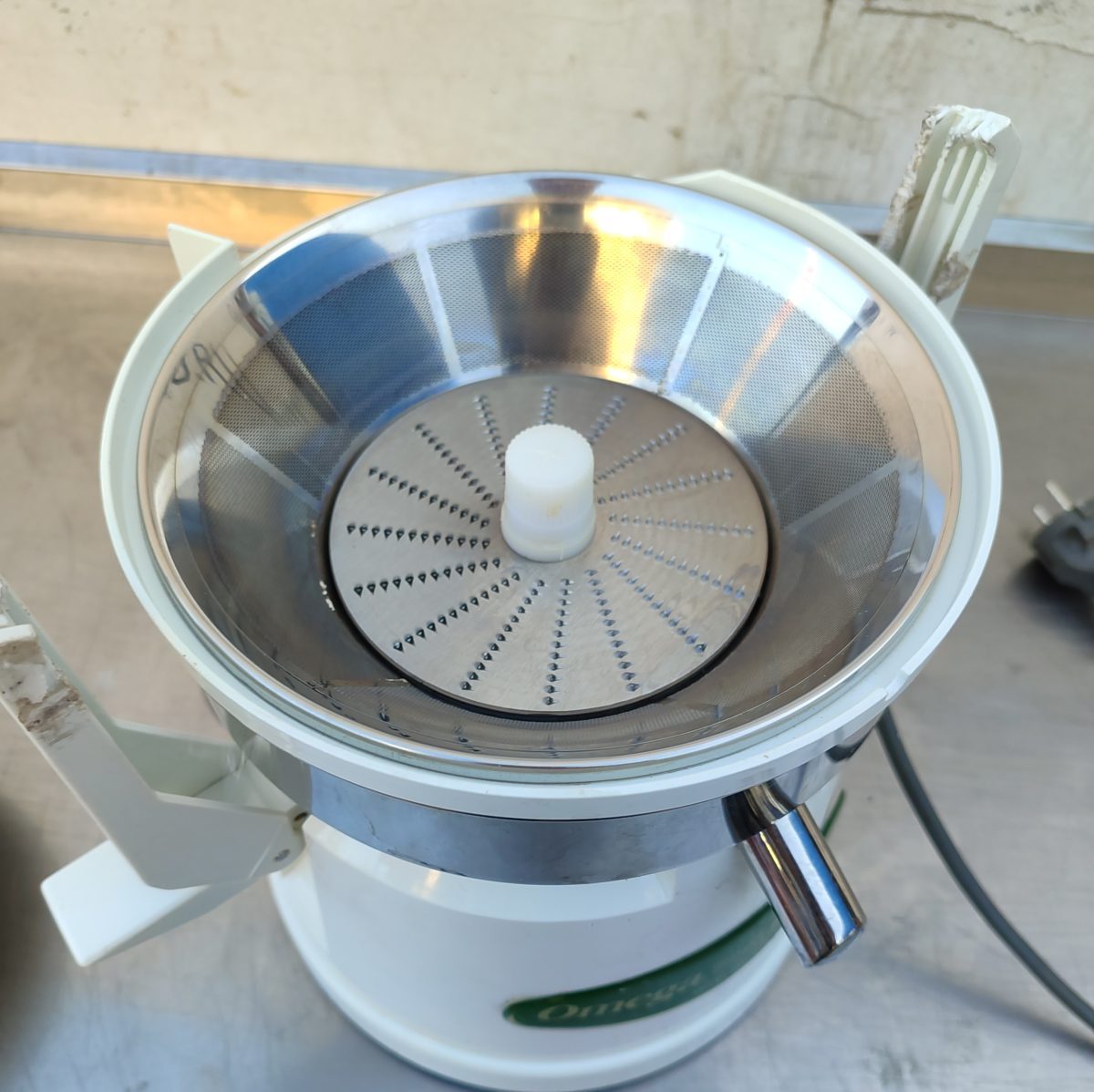 Купить Соковыжималка Omega Juicer 4000 (без контейнера для жмыха,сломан крепеж)