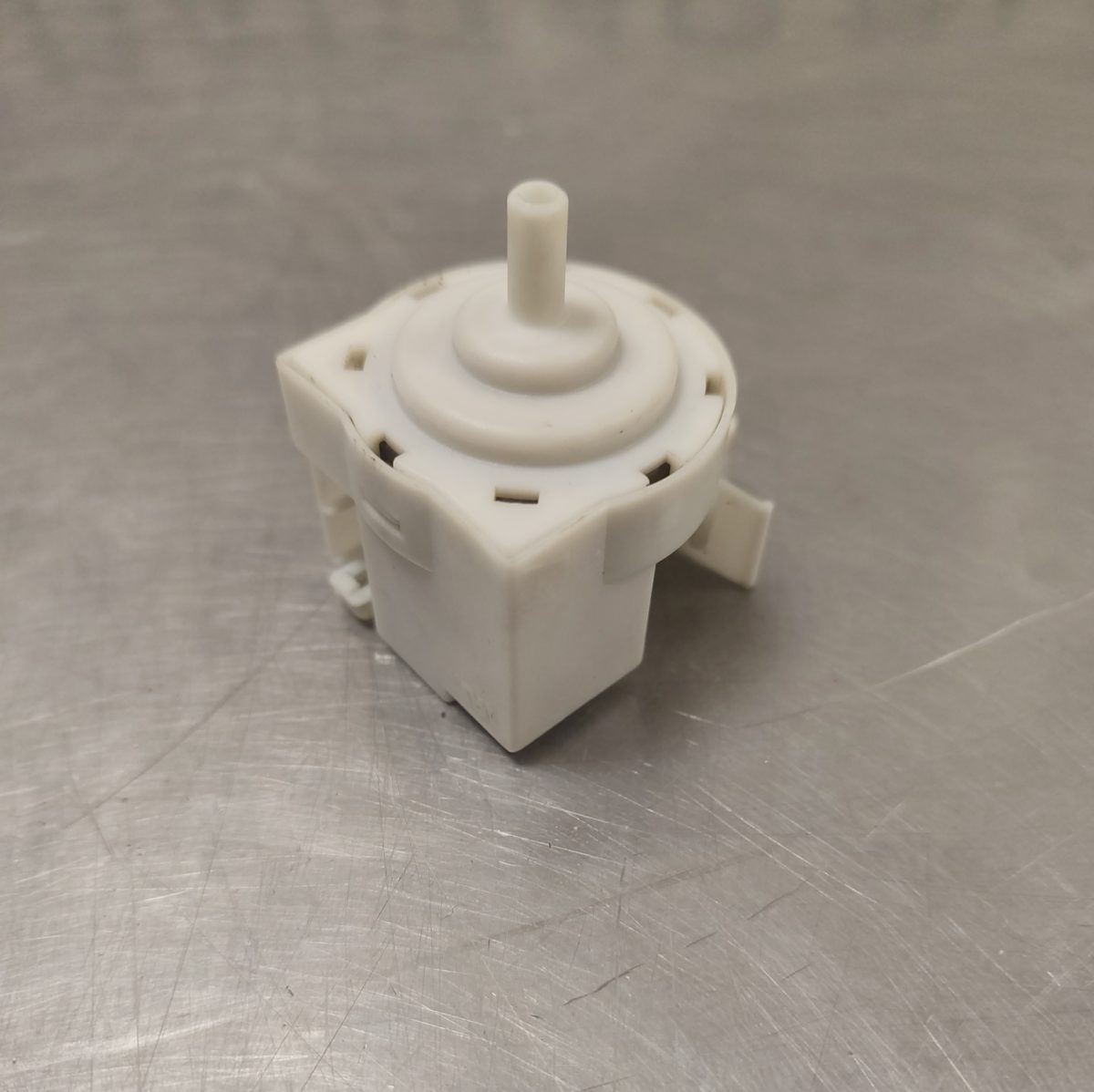 Купить W11025732 датчик уровня воды (прессостат) стиральной машины Indesit