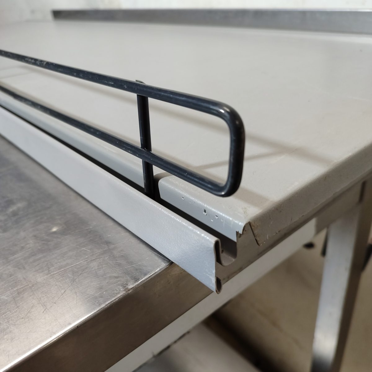 Купить Ограничитель полки Стрим 580/в60/30