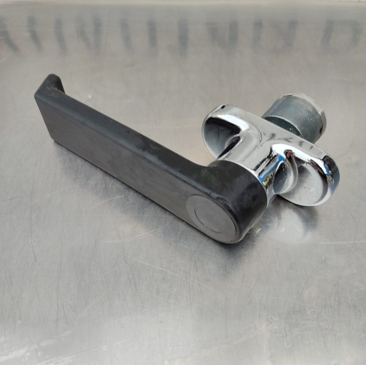 Купить Ручка двери APACH A16 3310010 в комплекте с щеколдой