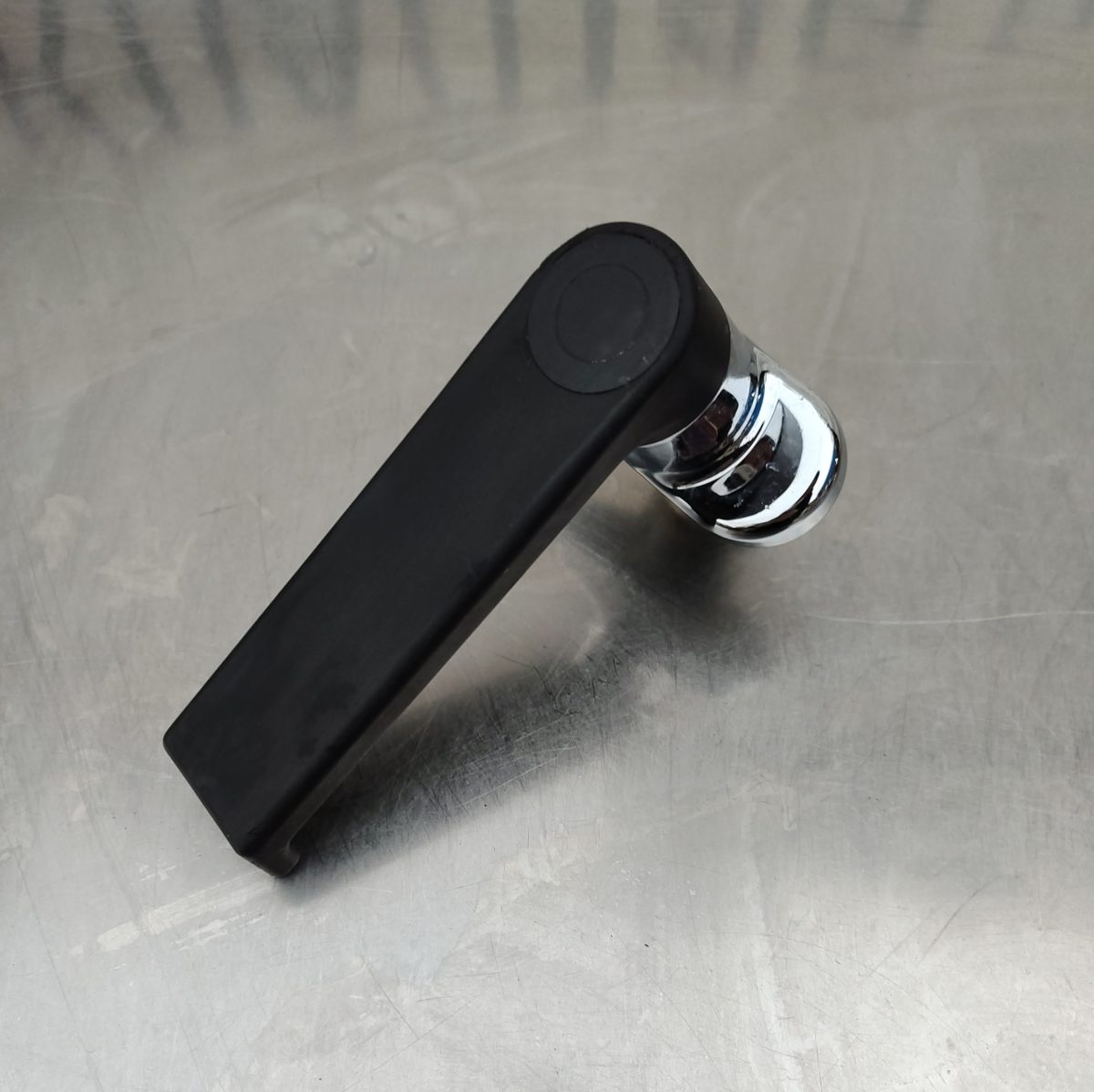 Купить Ручка двери APACH A16 3310010 в комплекте с щеколдой