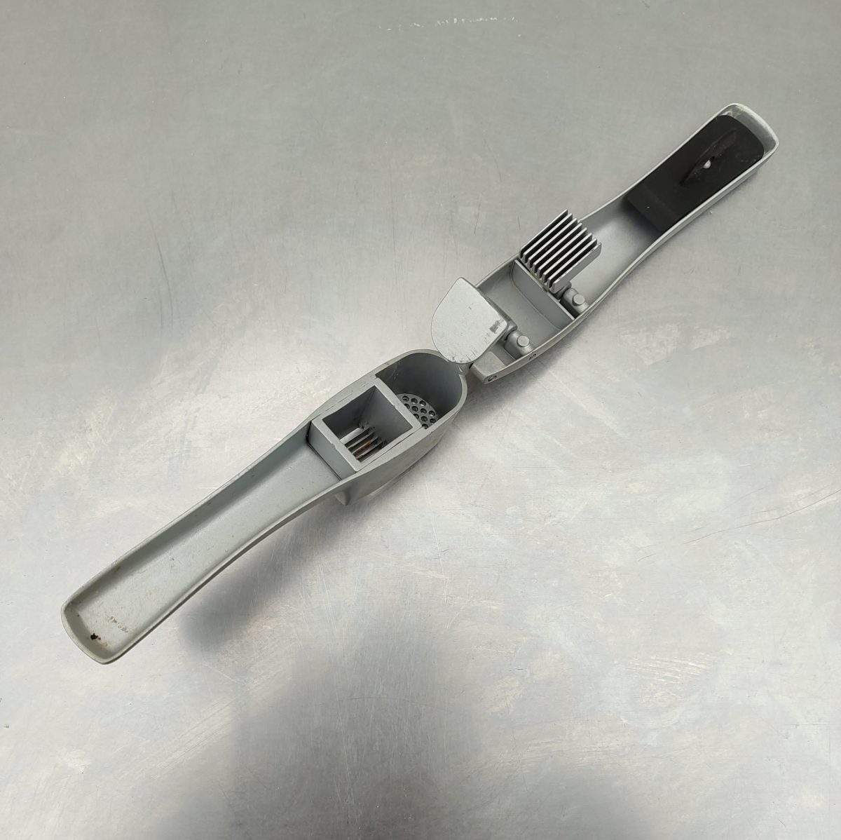 Купить Пресс для чеснока Maestro MR-1574 Basic